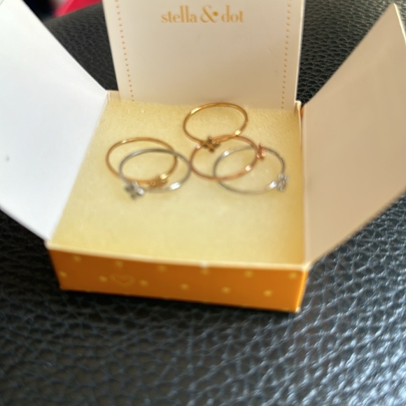 Stella & Dot Moraley Flower Stackable Ring - Size 6 - Picture 3 of 4